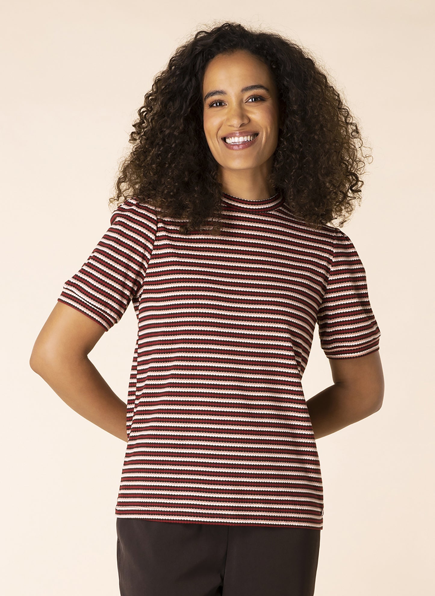 Ivy Beau shirt met strepen rood wit bruin model Anne