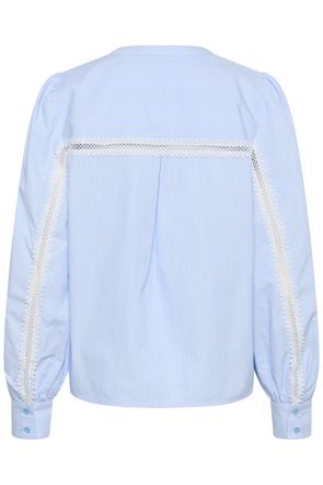 Kaffe blouse lichtblauw met offwhite pinstripe model Kajada nantucket breeze stripe