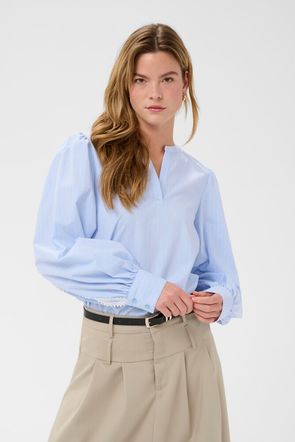 Kaffe blouse lichtblauw met offwhite pinstripe model Kajada nantucket breeze stripe