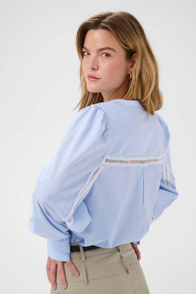 Kaffe blouse lichtblauw met offwhite pinstripe model Kajada nantucket breeze stripe