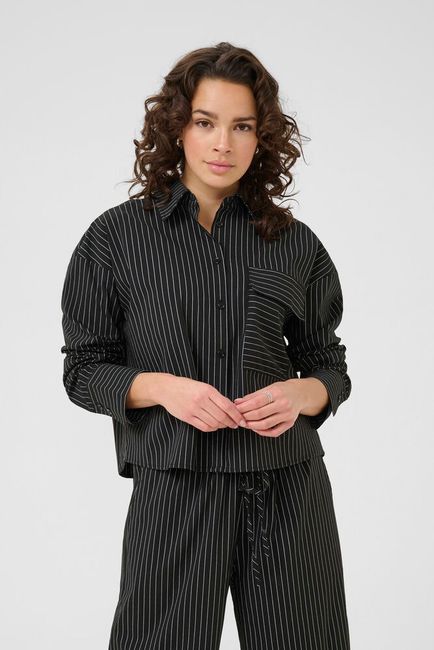 Kaffe blouse gestreept zwart wit model KAeliana shirt black pinstripe