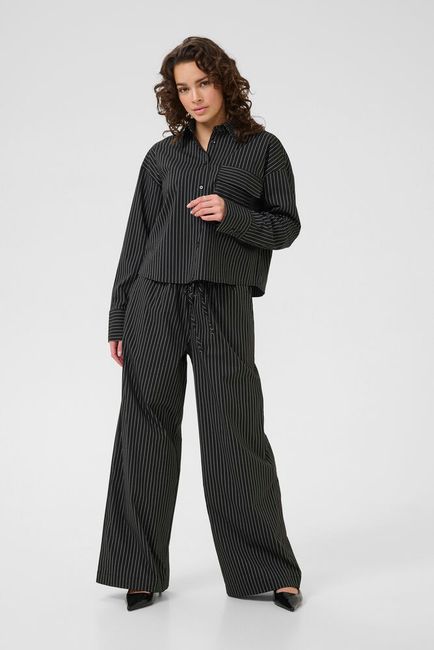 Kaffe blouse gestreept zwart wit model KAeliana shirt black pinstripe