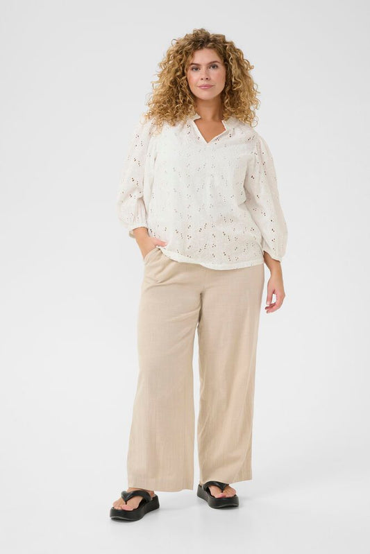 Kaffe Curve blouse broderie offwhite model KCtenna Chalk