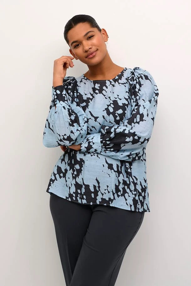 Kaffe curve blouse grijs blauwe wolkenprint model KcLuma