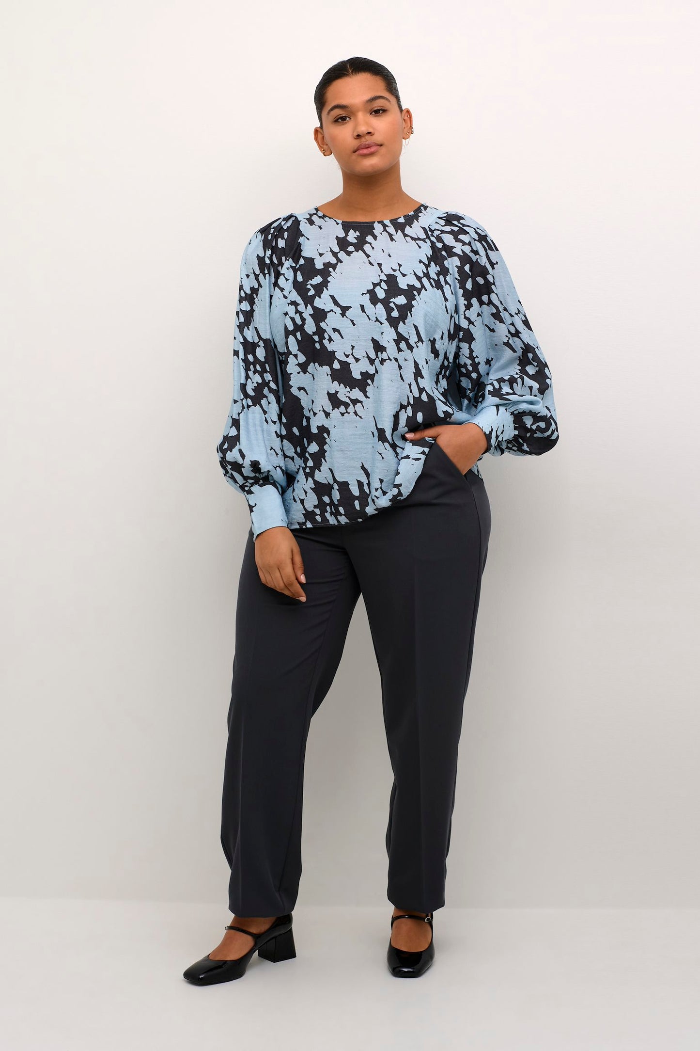 Kaffe curve blouse grijs blauwe wolkenprint model KcLuma