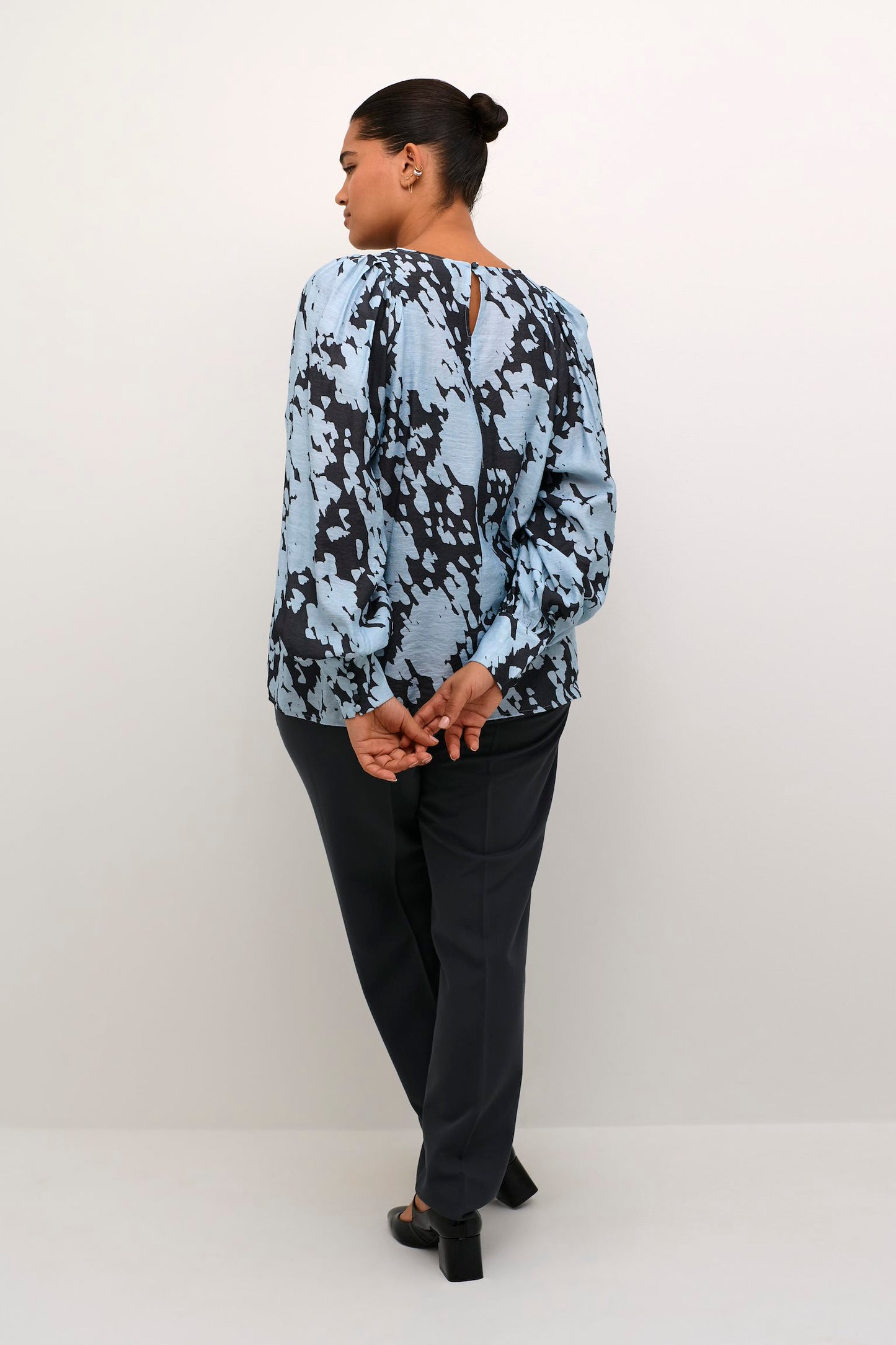 Kaffe curve blouse grijs blauwe wolkenprint model KcLuma