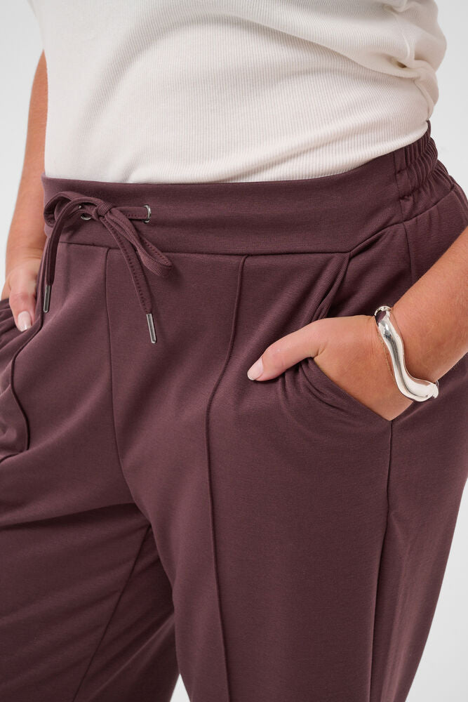 Kaffe Curve broek bordeaux rood KCjenna straight pants fudge 