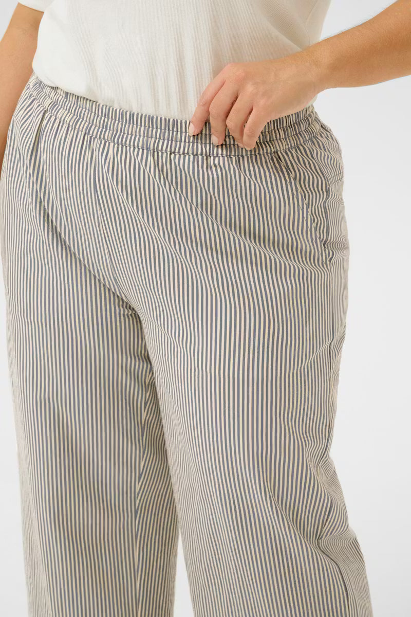Kaffe Curve broek strepen offwhite donkerblauw gestreept model KCnana culotte pants midnight stripe