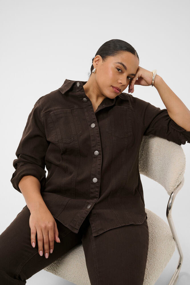 Kaffe Curve jeans jasje donker bruin model KCbree shirt coffee bean spijkerjas