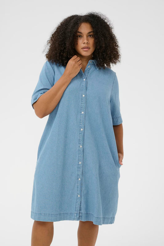 Kaffe Curve denim jurk blauw model KCjada dress medium blue chambray