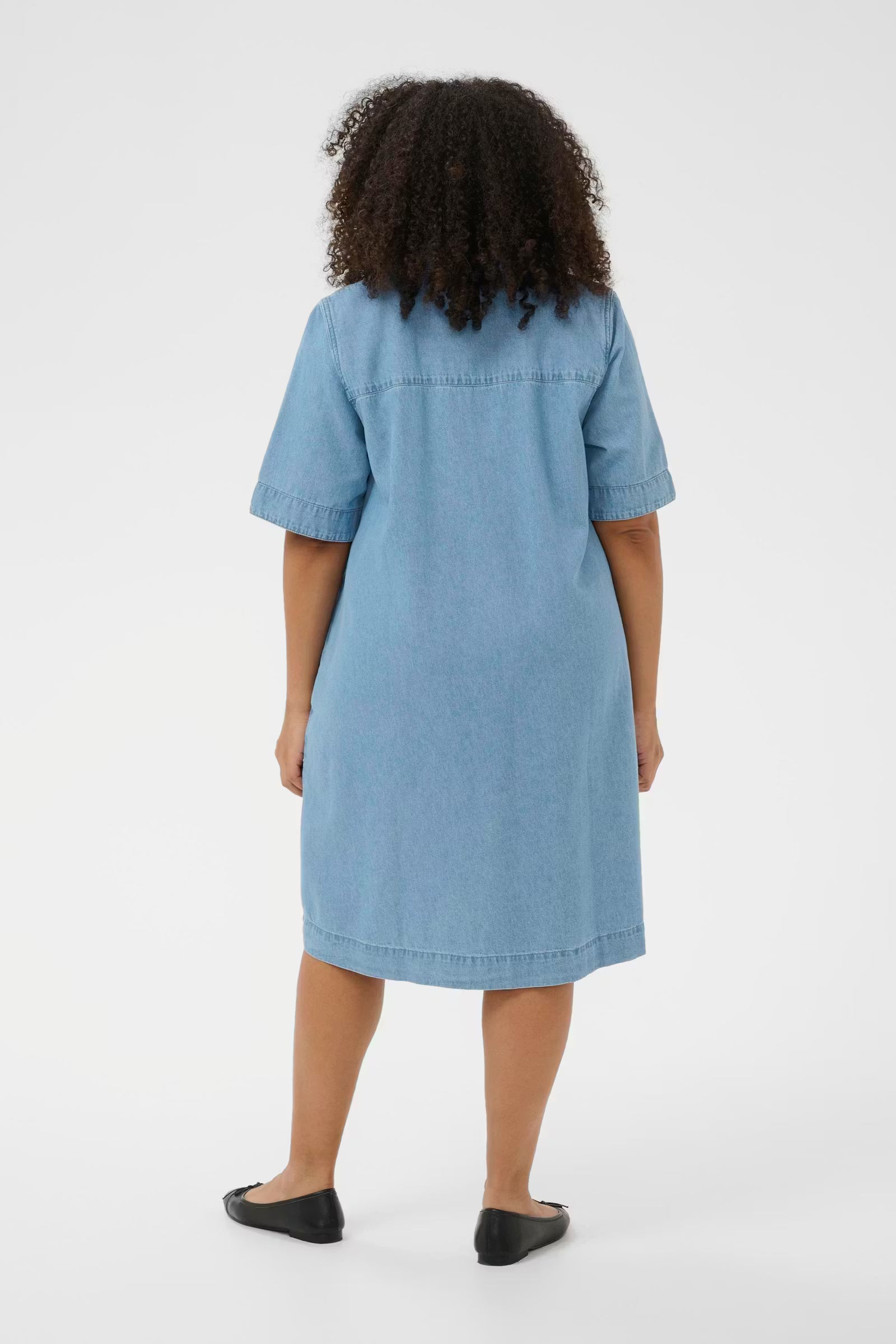 Kaffe Curve denim jurk blauw model KCjada dress medium blue chambray