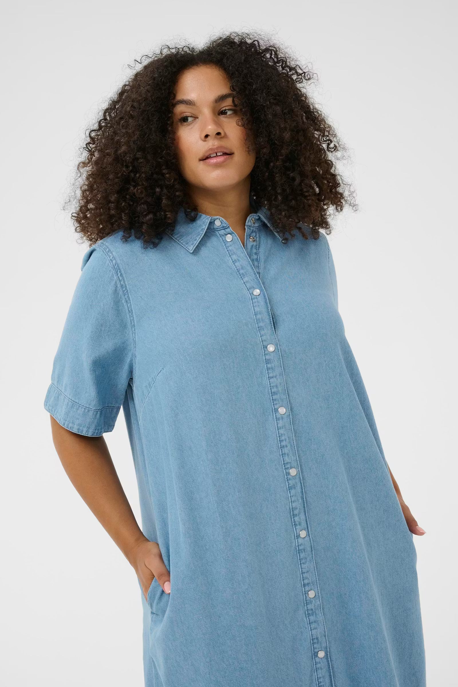 Kaffe Curve denim jurk blauw model KCjada dress medium blue chambray