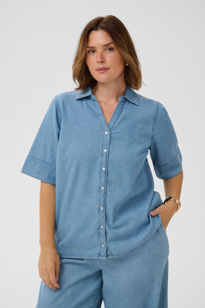 Kaffe Curve blouse blauw denim model KCjada shirt medium blue chambray