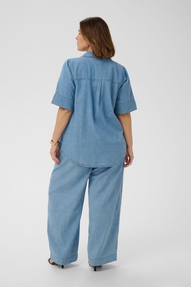 Kaffe Curve blouse blauw denim model KCjada shirt medium blue chambray