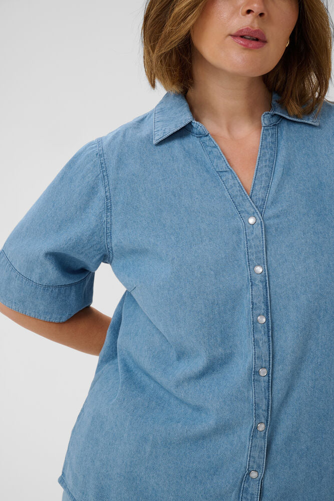 Kaffe Curve blouse blauw denim model KCjada shirt medium blue chambray