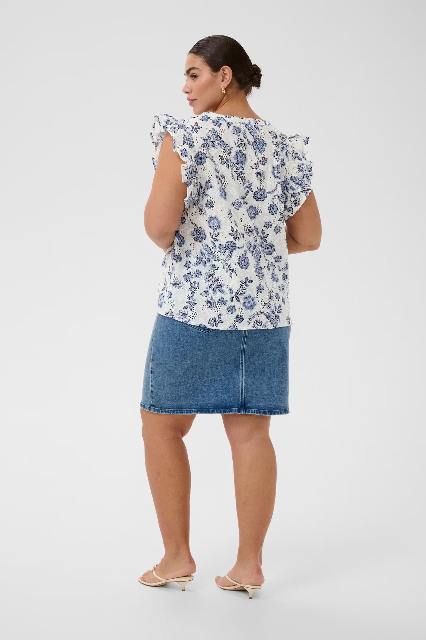 Kaffe Curve top offwhite met blauwe bloemen print model KClula midnight chalk flower broderie