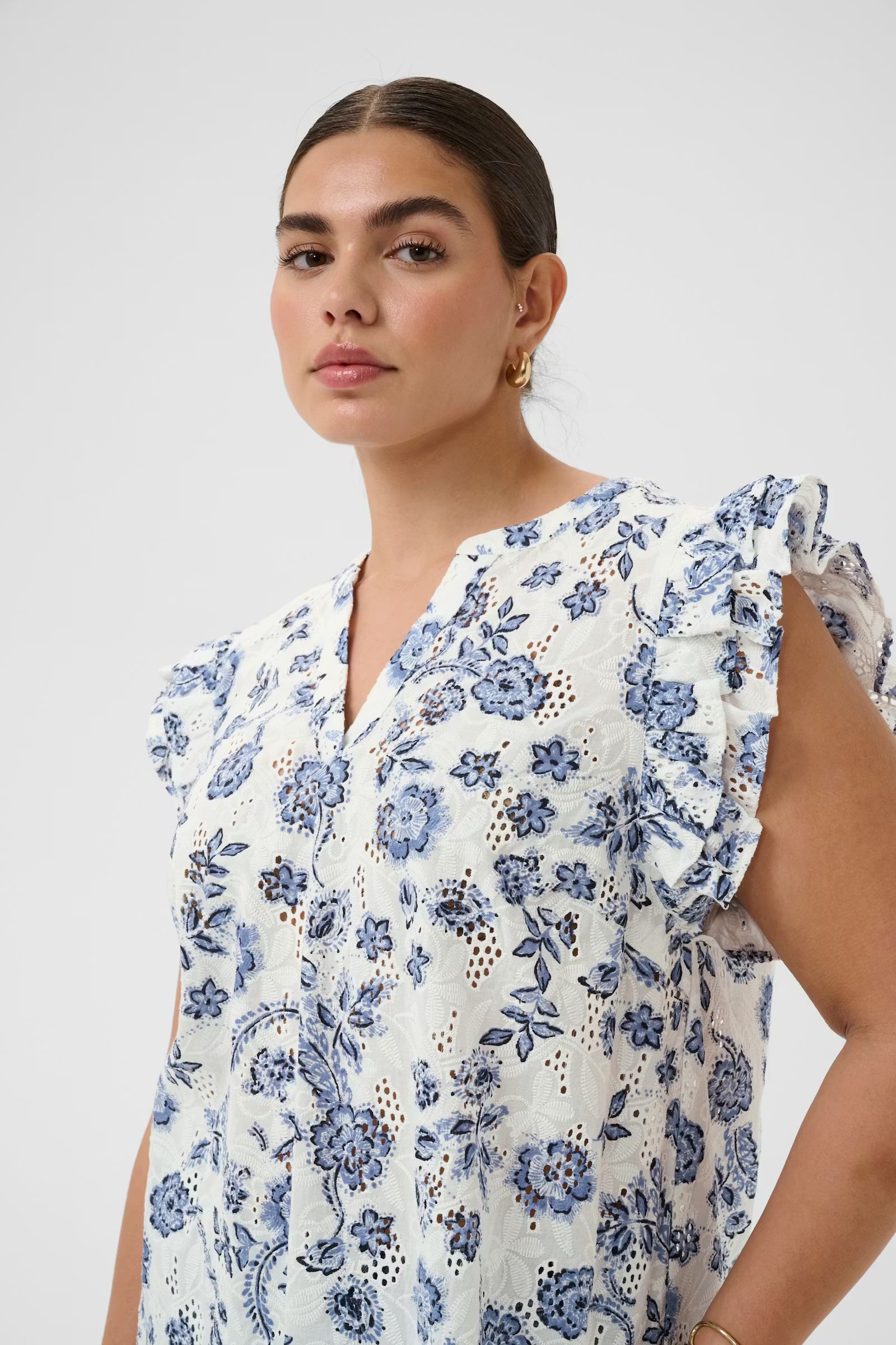 Kaffe Curve top offwhite met blauwe bloemen print model KClula midnight chalk flower broderie