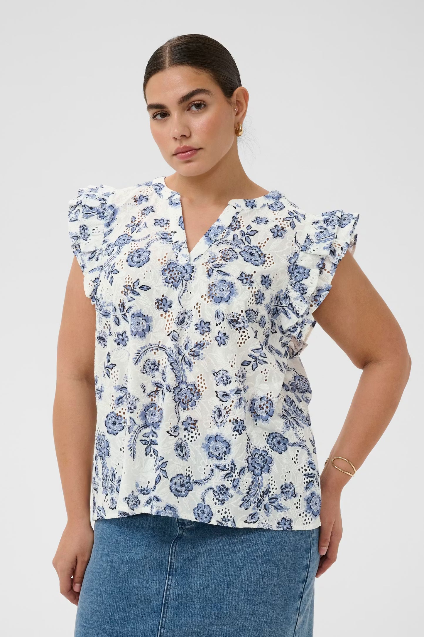Kaffe Curve top offwhite met blauwe bloemen print model KClula midnight chalk flower broderie