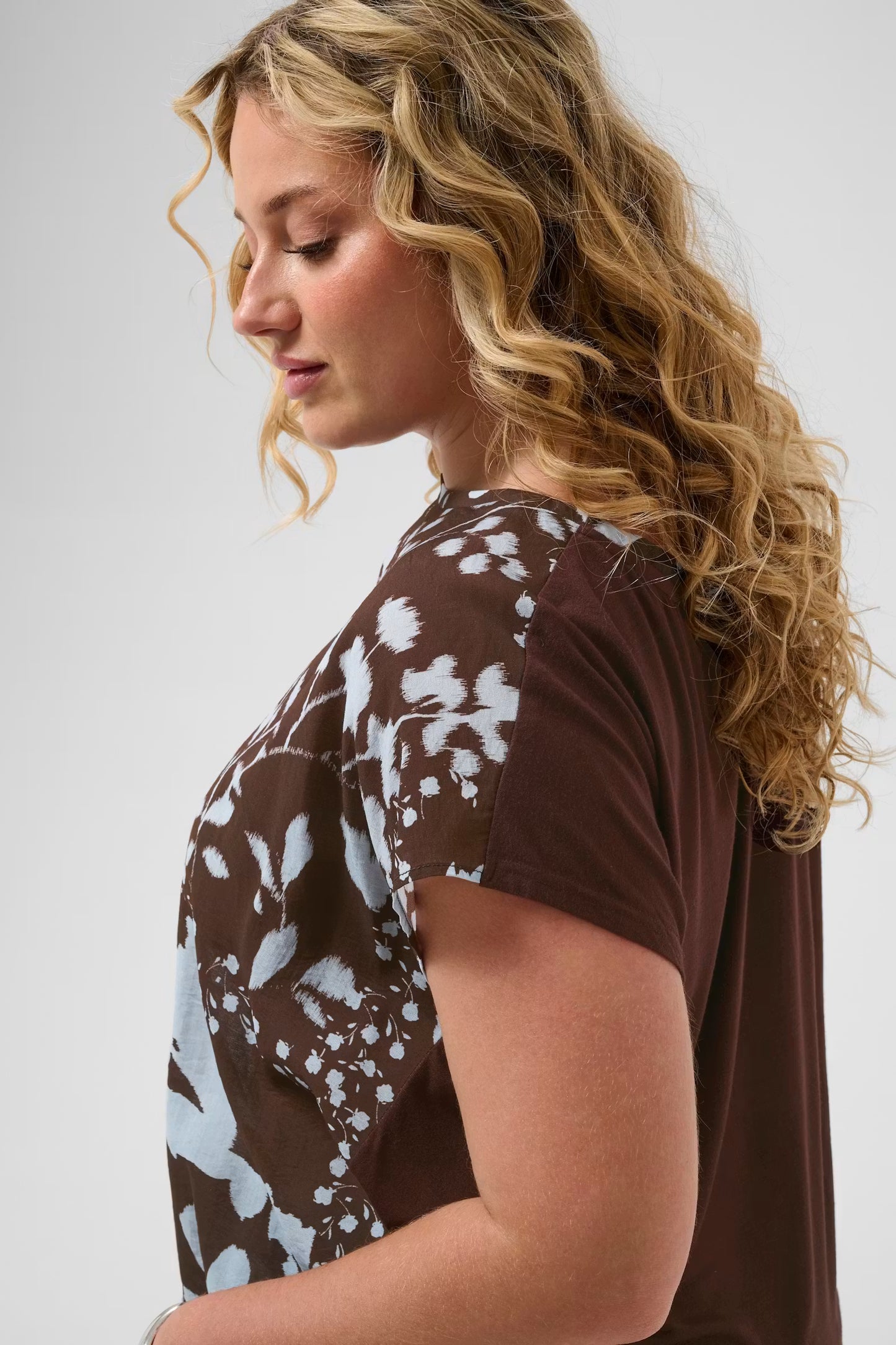 Kaffe Curve shirt bruin met blauwe print aangeknipt mouwtje KCmila printed blouse