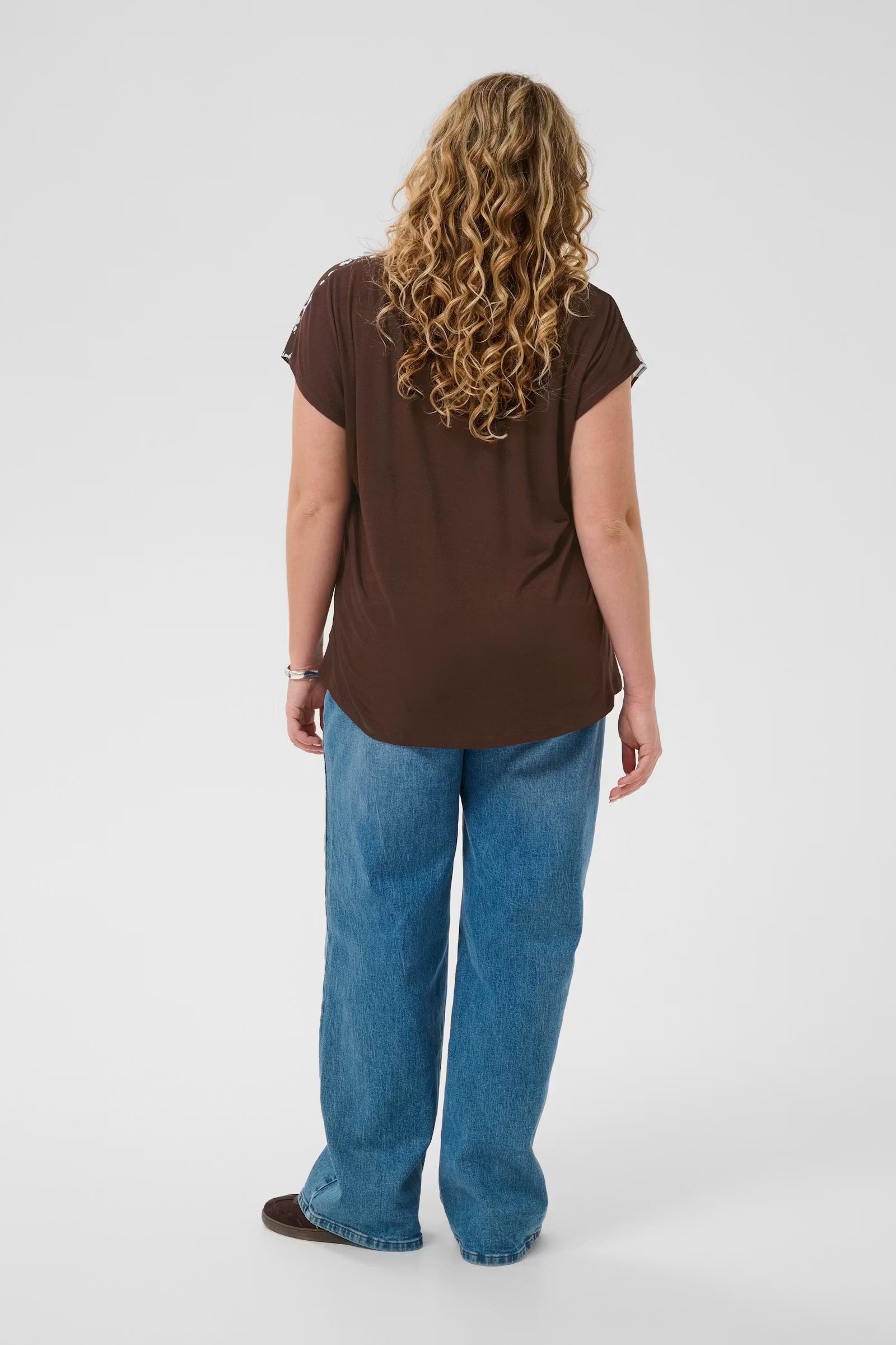 Kaffe Curve shirt bruin met blauwe print aangeknipt mouwtje KCmila printed blouse