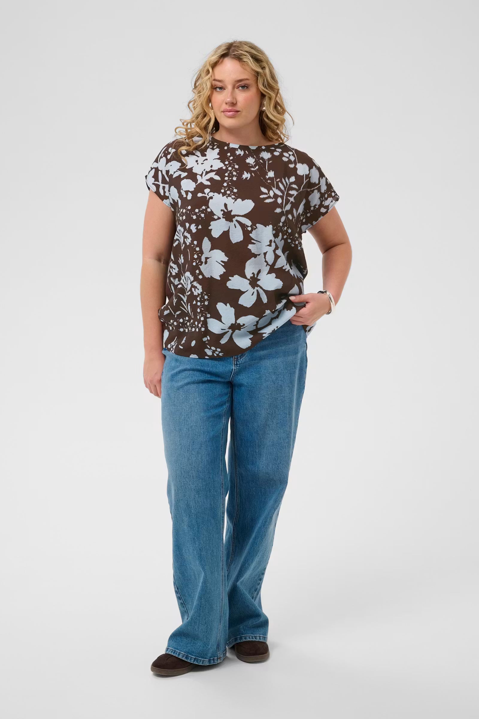 Kaffe Curve shirt bruin met blauwe print aangeknipt mouwtje KCmila printed blouse