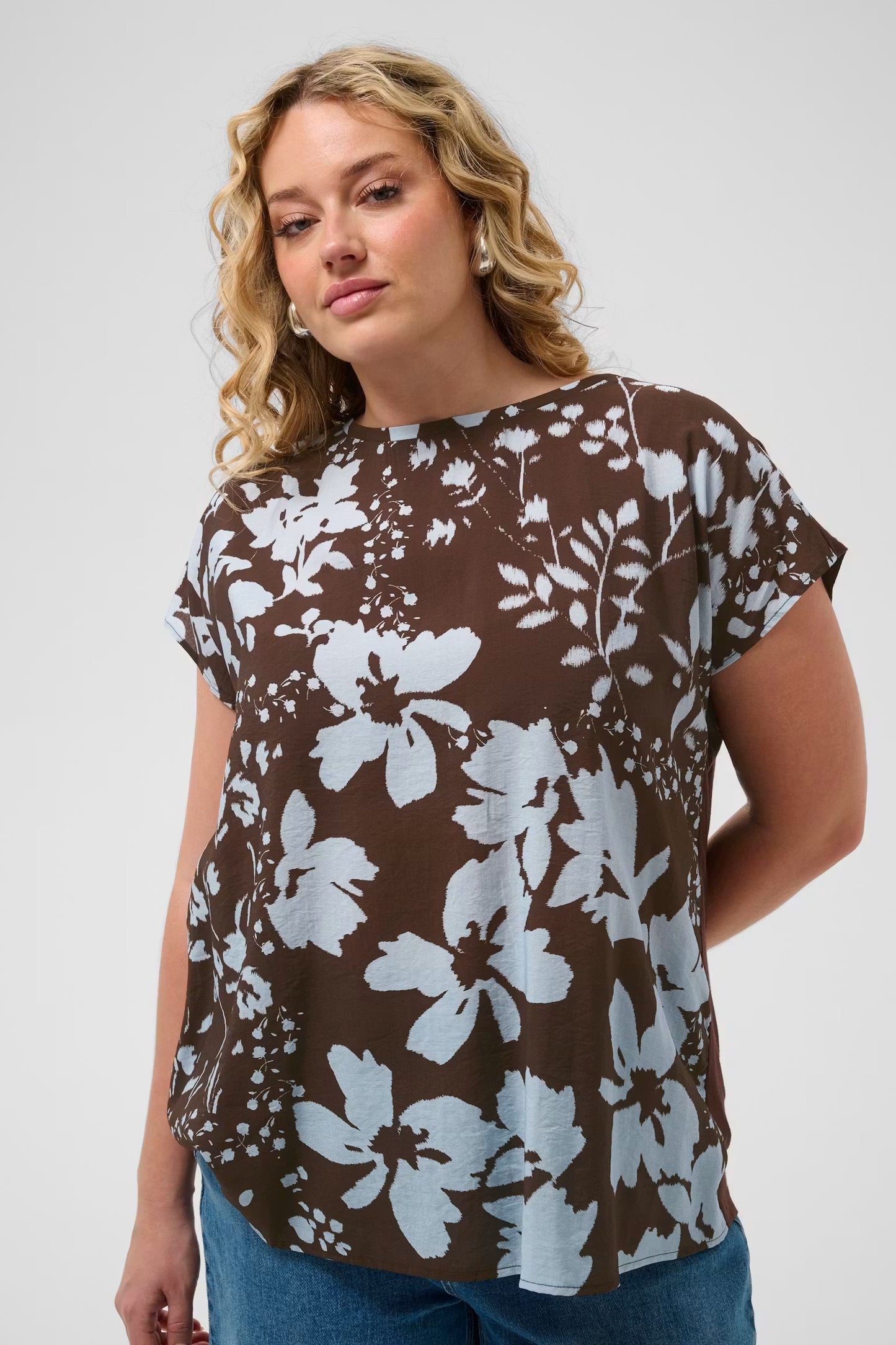 Kaffe Curve shirt bruin met blauwe print aangeknipt mouwtje KCmila printed blouse