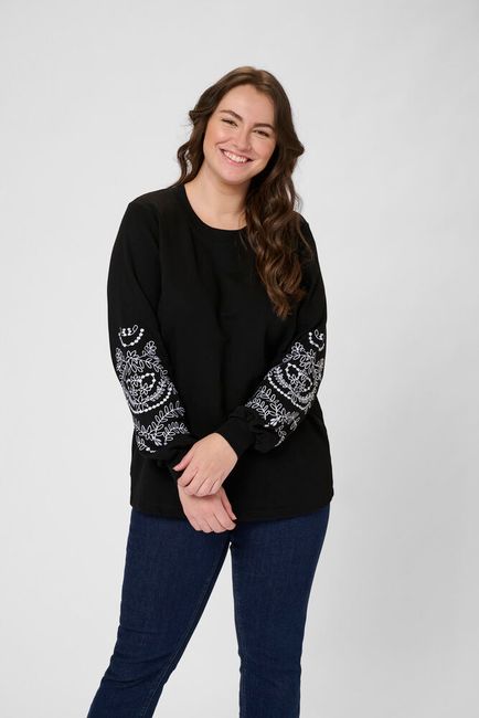 Kaffe Curve sweater zwart met witte details op mouw model KCviva sweatshirt black deep
