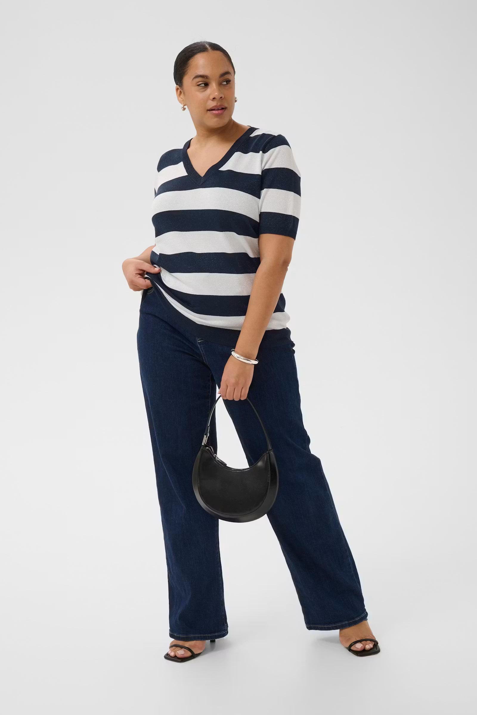 Kaffe Curve shirtje met korte mouw strepen blauw offwhite met glitter detail model KCregitta V-neck stripe midnight chalk