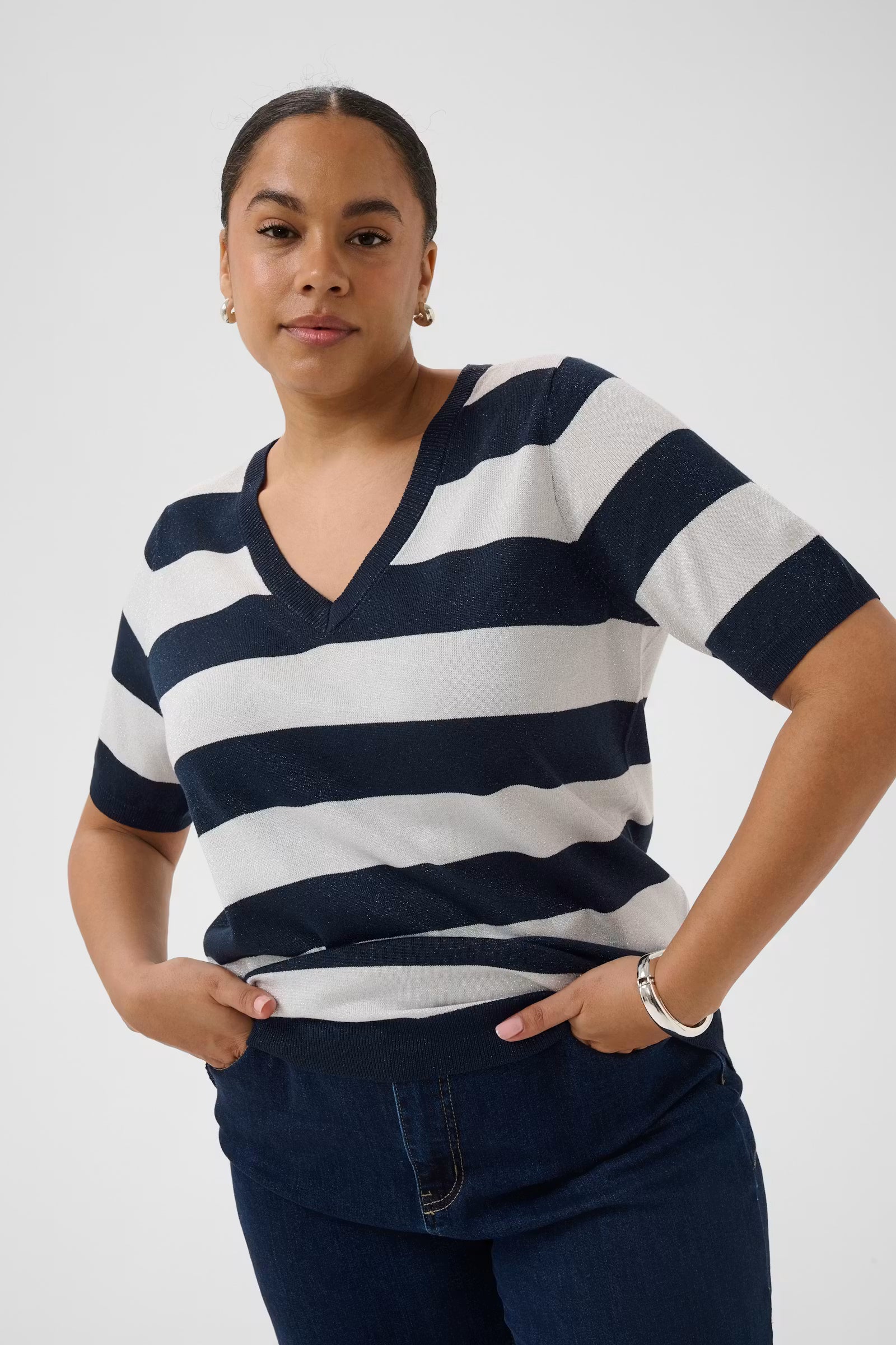 Kaffe Curve shirtje met korte mouw strepen blauw offwhite met glitter detail model KCregitta V-neck stripe midnight chalk