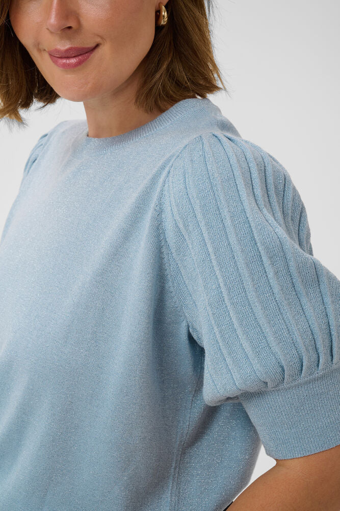 Kaffe Curve trui korte mouw licht blauw met glitter KCregitta Pleat Pullover Blue Fog