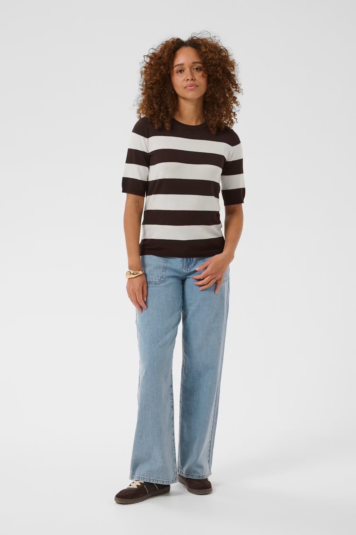 Kaffe truitje bruin met off white gestreept model KAlizza striped knit coffee bean chalk wide