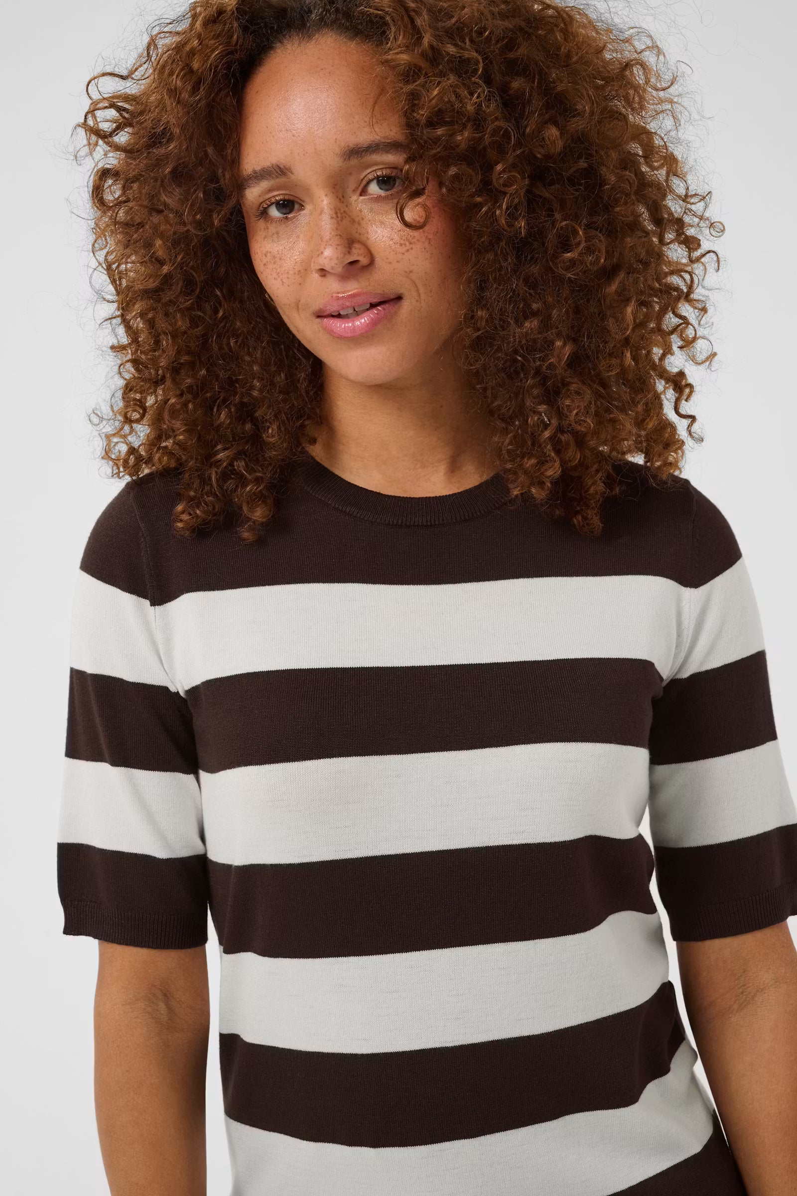 Kaffe truitje bruin met off white gestreept model KAlizza striped knit coffee bean chalk wide