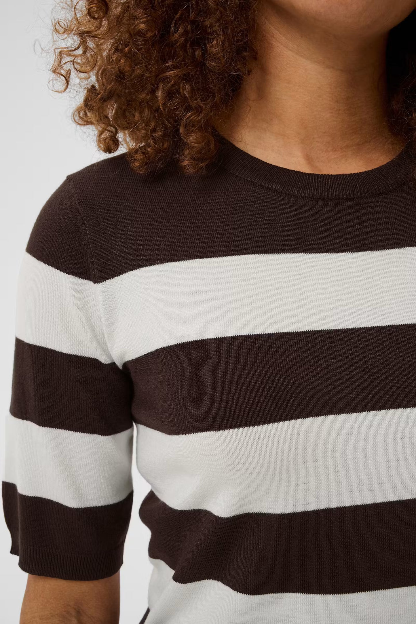 Kaffe truitje bruin met off white gestreept model KAlizza striped knit coffee bean chalk wide