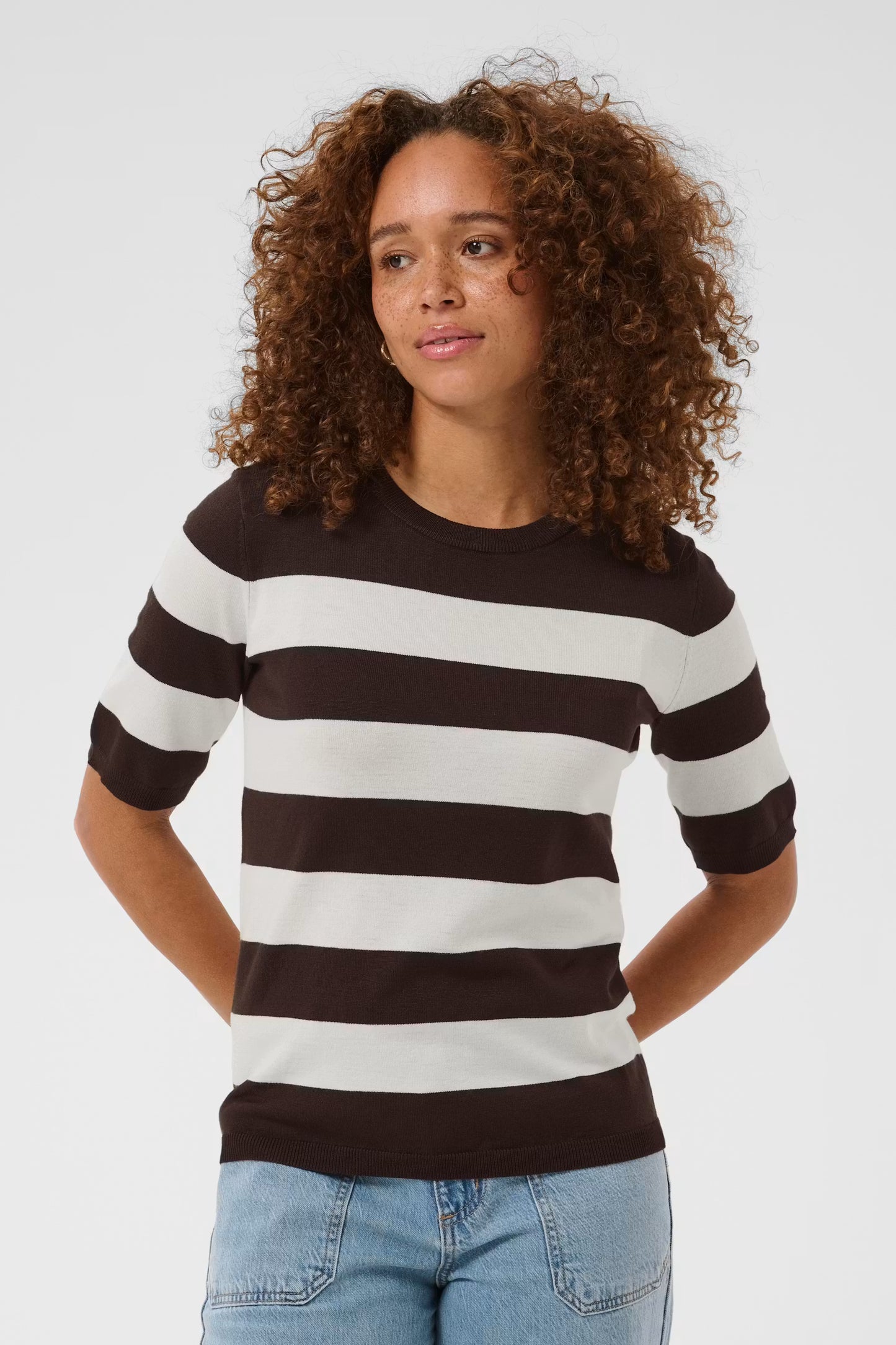 Kaffe truitje bruin met off white gestreept model KAlizza striped knit coffee bean chalk wide