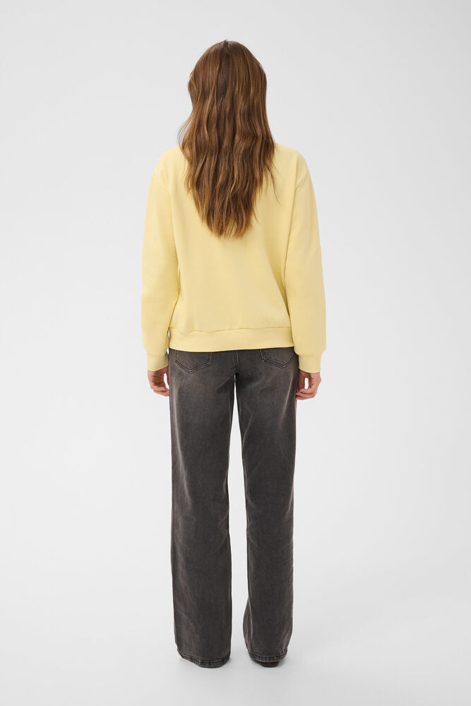 Kaffe sweater geel met bruine tekst model KAroseanne sweat Sunlight