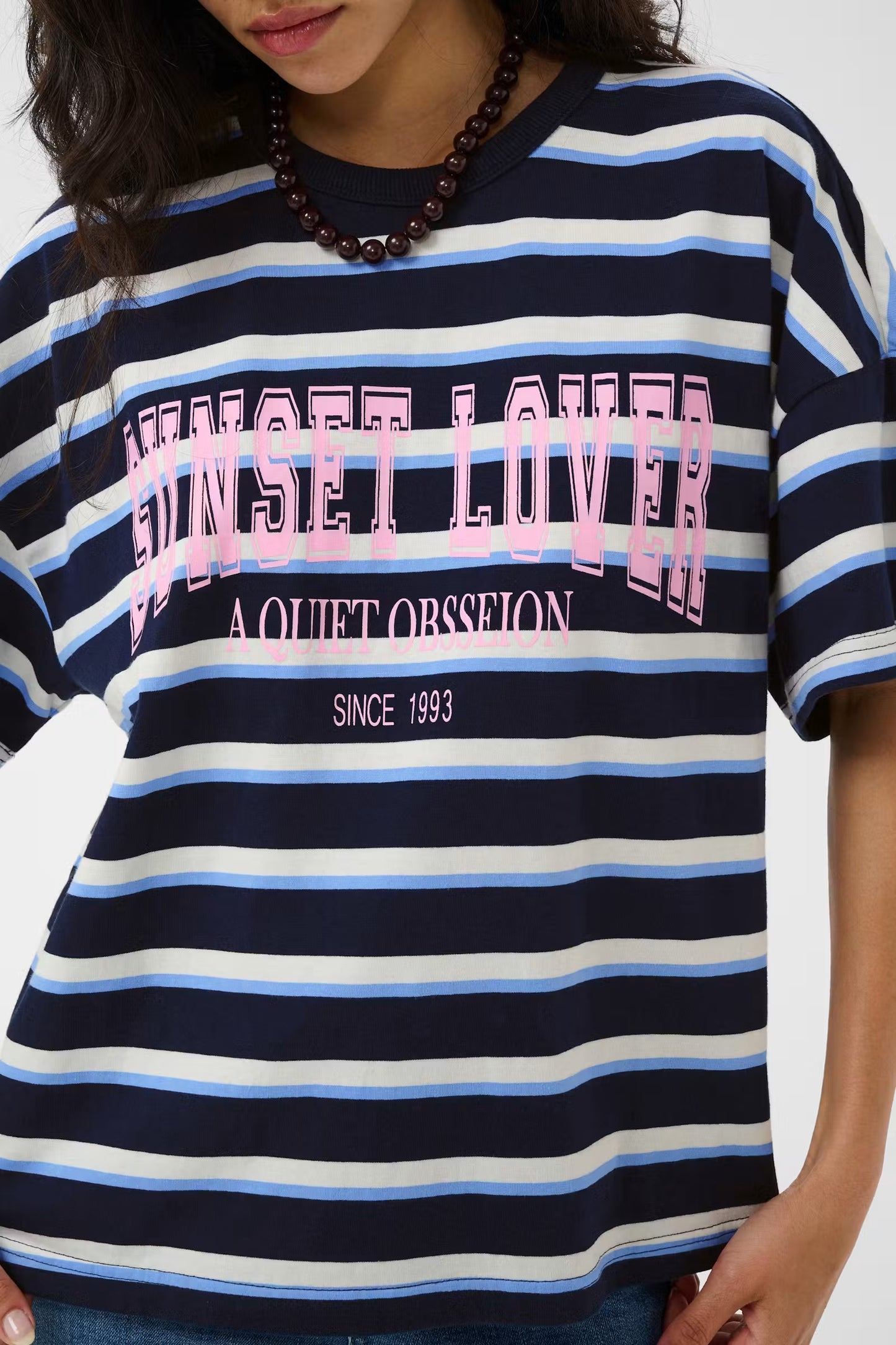Kaffe T-shirt donker blauw met strepen roze tekst model KAeloise midnight blue striped