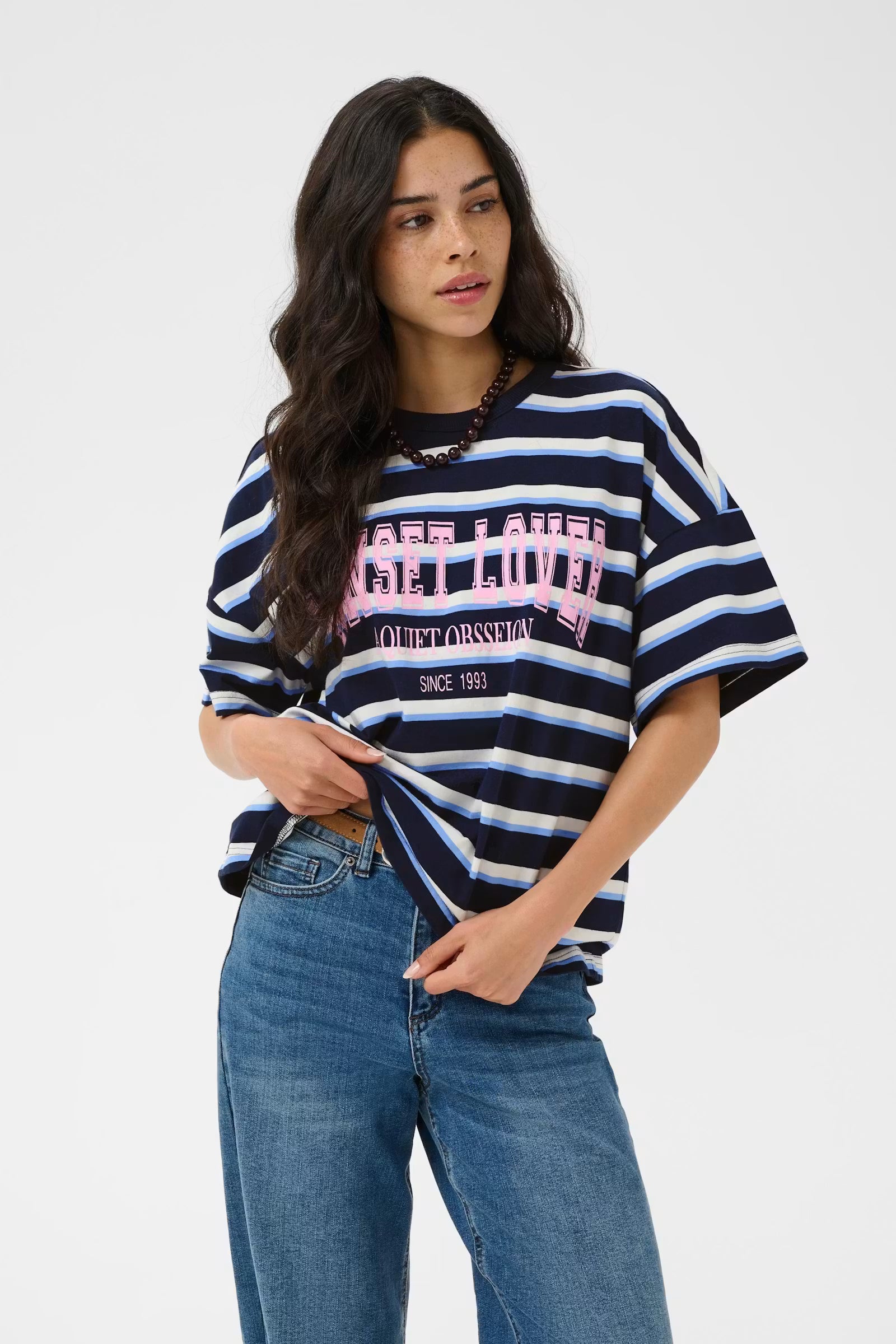 Kaffe T-shirt donker blauw met strepen roze tekst model KAeloise midnight blue striped
