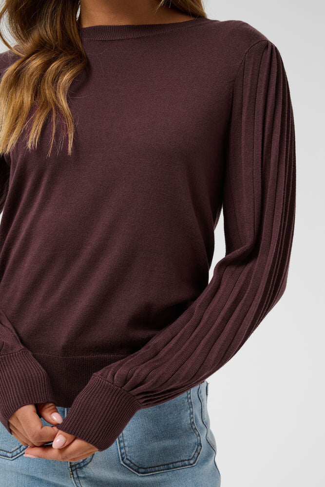 Kaffe trui bordeaux aubergine kleur model KAlone knit pullover fudge 
