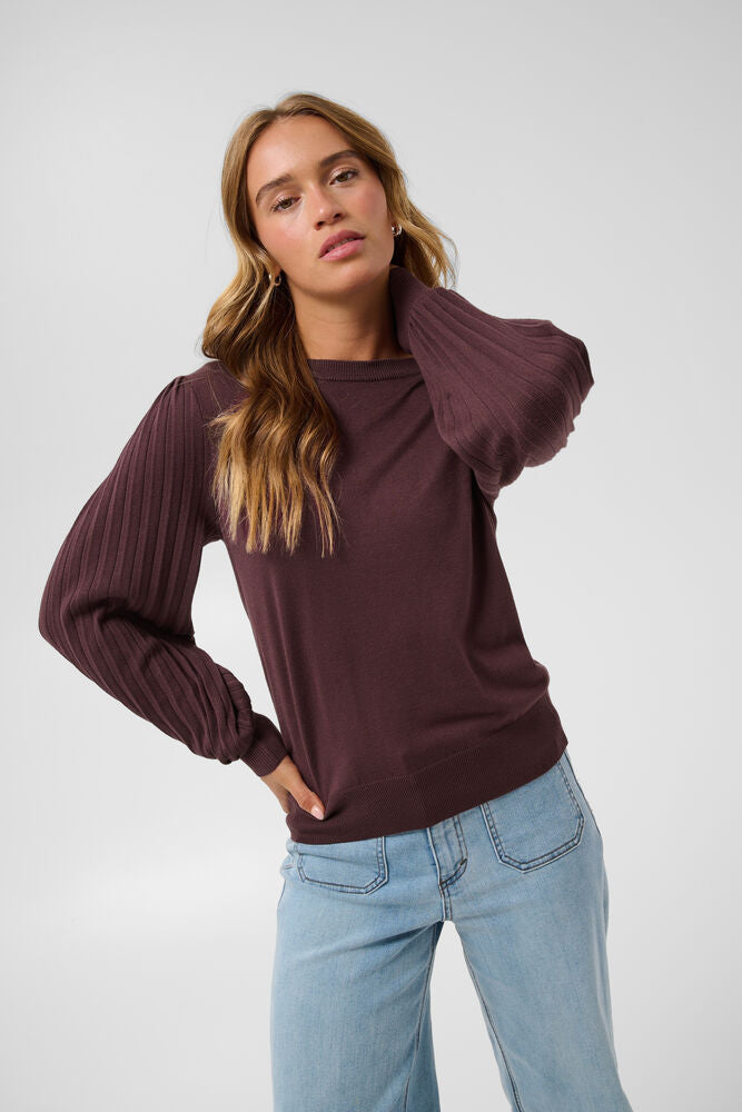 Kaffe trui bordeaux aubergine kleur model KAlone knit pullover fudge