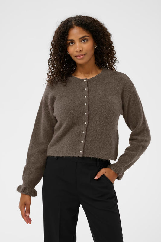 Kaffe vest taupe morel kleur met parel knoopjes ruffle mouw KAcourson knit cardigan 