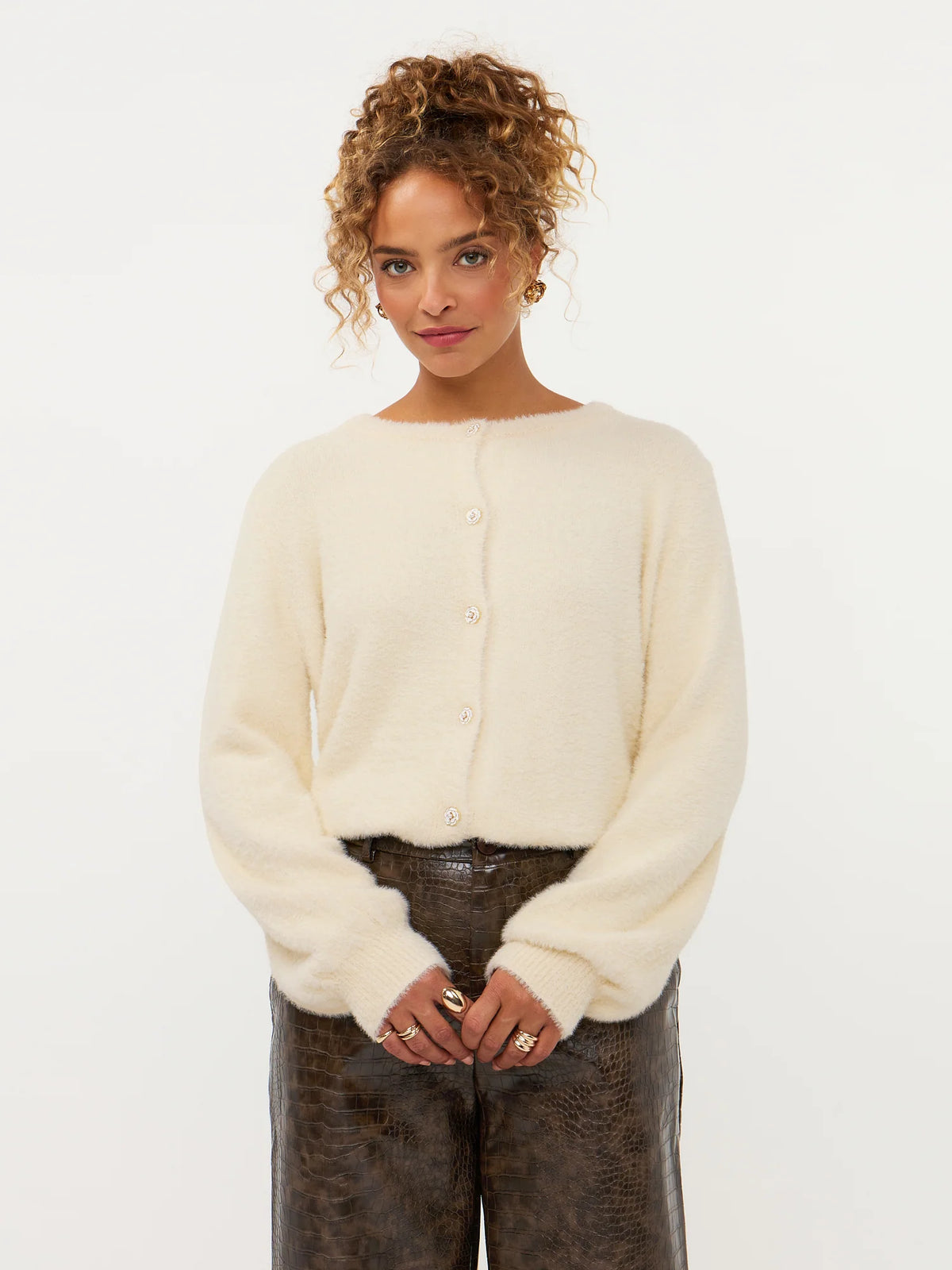 Ydence vest offwhite fluffy met roosjes knopen model Maaike cardigan