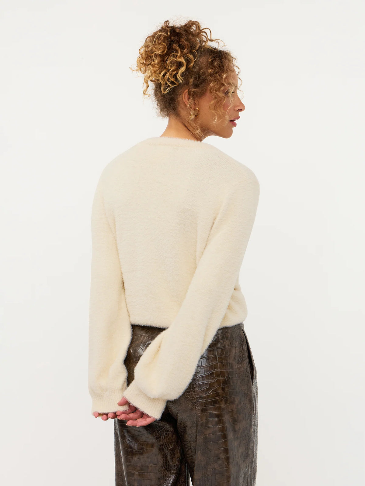 Ydence vest offwhite fluffy met roosjes knopen model Maaike cardigan