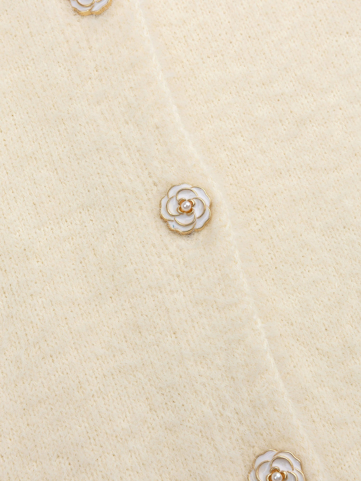 Ydence vest offwhite fluffy met roosjes knopen model Maaike cardigan