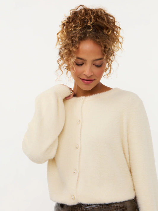 Ydence vest offwhite fluffy met roosjes knopen model Maaike cardigan