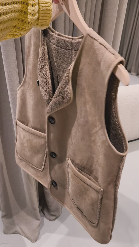 Kaffe Curve gilet suède en teddy tweezijdig te dragen beige model KC