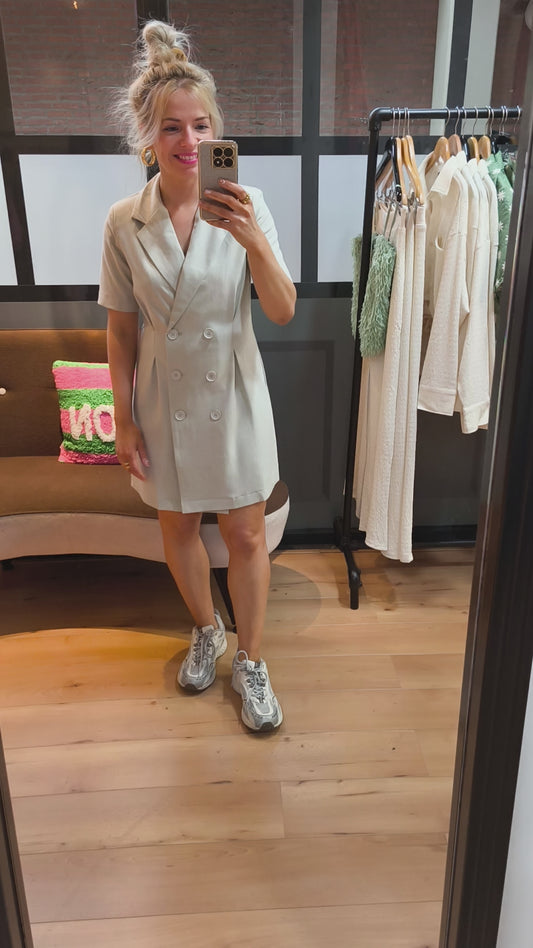 Sisters Point blazer dress beige zandkleur model Gaf