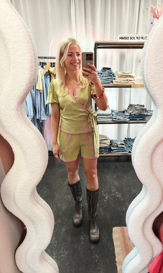 Ydence blouse wikkel groen met roze detail model Top Ellis Matcha green