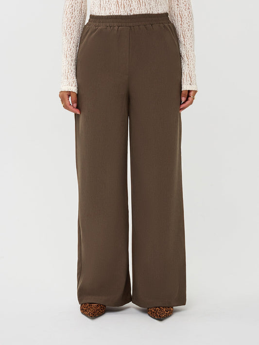 Ydence pantalon bruin model Yade mud