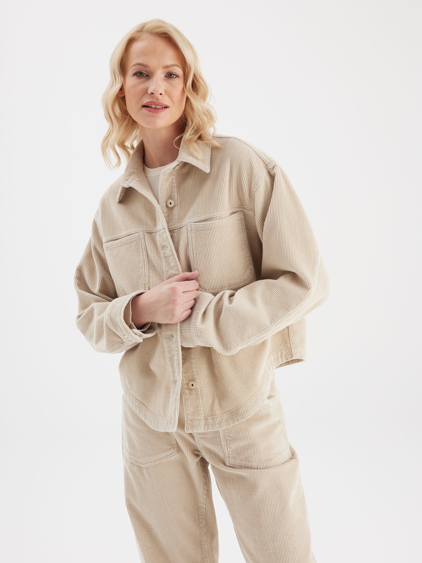 COJ rib jasje zand kleur model Tamara Cord Light Sand