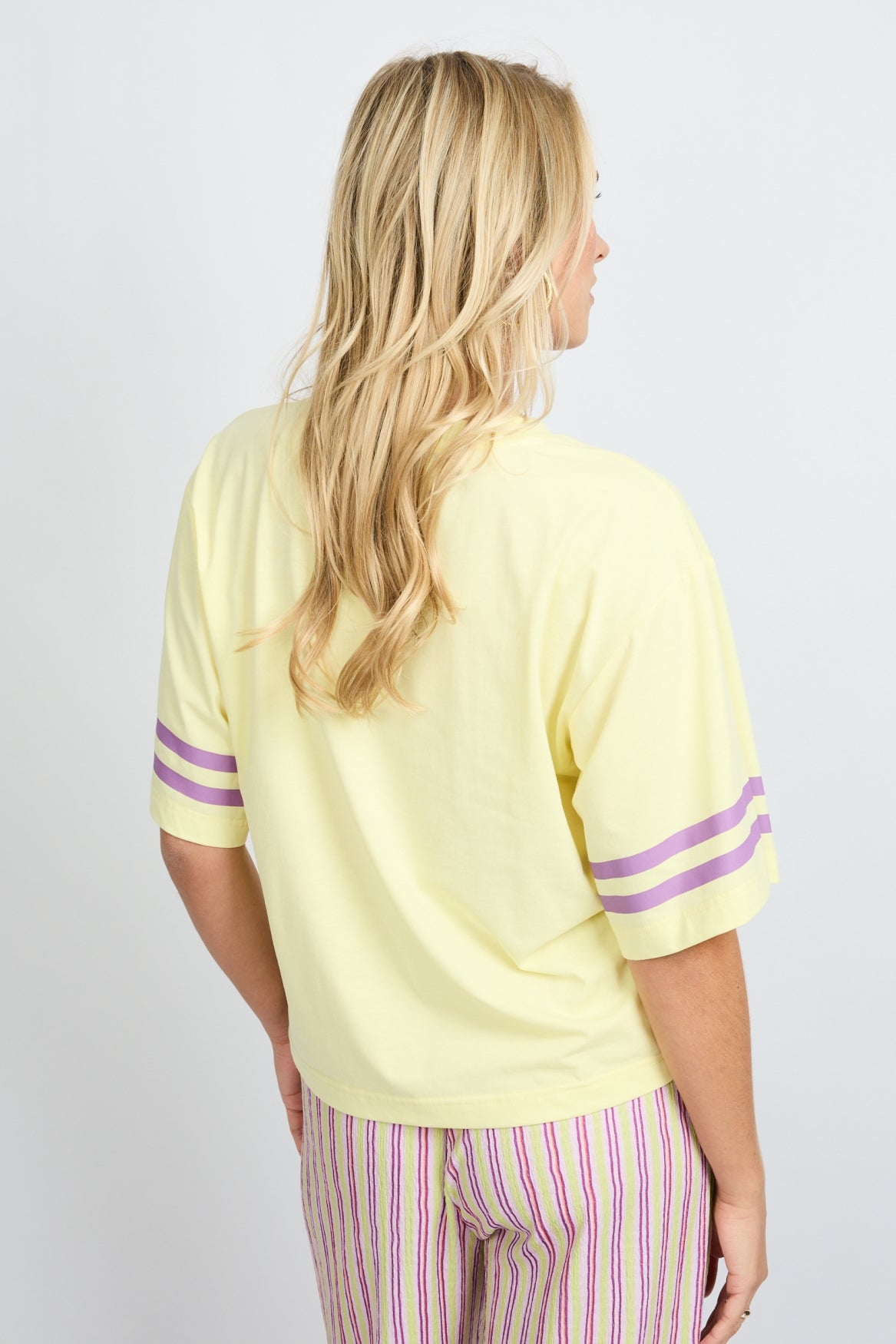 Fluresk geel Yanelis T-shirt citrus met lila details 
